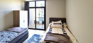 艾因蘇赫納的住宿－Ain Sokhna 'Cosmopolitan'- Half-Board，一间带两张单人床的卧室和一个阳台