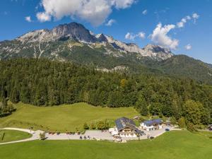 una vista aérea de una casa en un campo con una montaña en Gasthof-Ferienwohnungen Dürrlehen, en Berchtesgaden