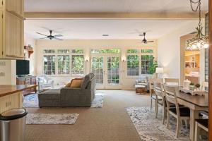 eine Küche und ein Wohnzimmer mit einer Couch und einem Tisch in der Unterkunft Palmetto Cottage - 116 Florence Street in King City