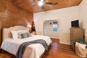 ein Schlafzimmer mit einem Bett und einem Deckenventilator in der Unterkunft Palmetto Cottage - 116 Florence Street in King City