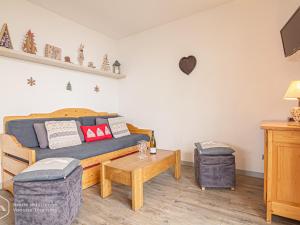 uma sala de estar com uma cama e uma mesa em Appartement Valfréjus, 3 pièces, 6 personnes - FR-1-265-165 em Valfréjus
