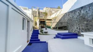 una escalera con escalones azules delante de un edificio en Casa da Pedra, en Lagoa