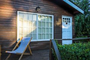 a blue chair on the porch of a wooden house at Rio Manso Tigre in Tigre