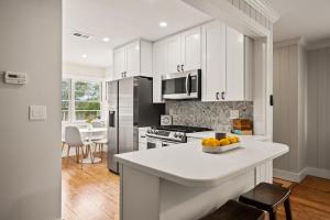 Kuchyň nebo kuchyňský kout v ubytování Searenity - 4333 Twelth Street