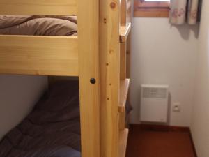 Una cama o camas cuchetas en una habitación  de Appartement Valfréjus, 6 pièces, 12 personnes - FR-1-265-166