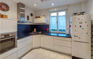 cocina con nevera blanca y ventana en 3 Bedroom Stunning Home In Erstein, en Erstein