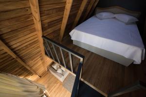 einen Blick über ein Schlafzimmer mit einem Bett und einer Treppe in der Unterkunft Byelka Bungalov Ayvalık in Ayvalık