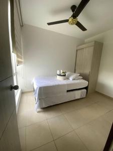 a bedroom with a bed and a ceiling fan at Ven a recargar energías. in Girardot