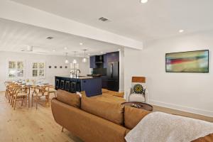 Χώρος καθιστικού στο Zen-N-Sea - 4222 Third St