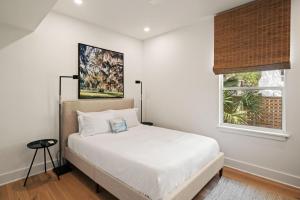 Ένα ή περισσότερα κρεβάτια σε δωμάτιο στο Zen-N-Sea - 4222 Third St +28 φωτογραφίες