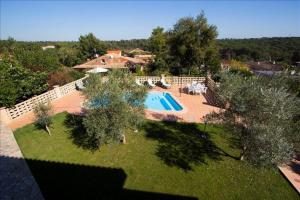 Vista sulla piscina di Catalunya Casas Tranquil Costa Brava Retreat with private suite! o su una piscina nei dintorni