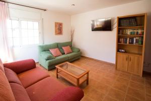 SilsにあるCatalunya Casas Tranquil Costa Brava Retreat with private suite!のリビングルーム(ソファ、本棚付)