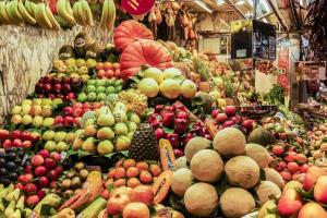 een weergave van groenten en fruit op een markt bij Catalunya Casas Tranquil Costa Brava Retreat with private suite! in Sils