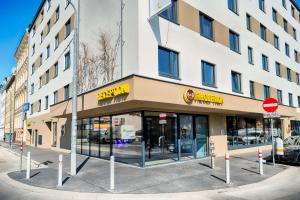 Supermarket nebo jiné obchody v  hotelu nebo okolí