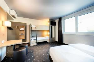 pokój hotelowy z dwoma łóżkami i oknem w obiekcie B&B Hotel Wien-Stadthalle w Wiedniu +37 zdjęć