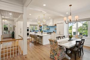 Kuchyň nebo kuchyňský kout v ubytování Beach Birdie - 4221 Fourth Street