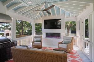 TV a/nebo společenská místnost v ubytování Beach Birdie - 4221 Fourth Street