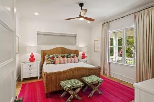 Postel nebo postele na pokoji v ubytování Beach Birdie - 4221 Fourth Street + 36 fotografií