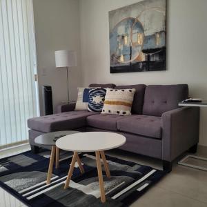 sala de estar con sofá púrpura y mesa en Nucleo 514, en San José