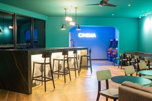 a bar in a restaurant with chairs and tables at Nucleo 514 in San José