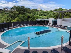 a large swimming pool on top of a building at Nucleo 514 in San José