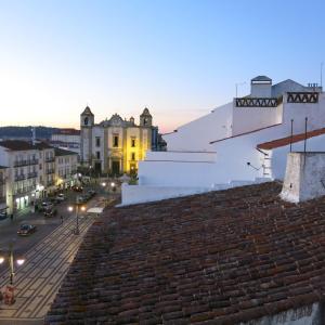 Blick auf eine Stadt vom Dach eines Gebäudes in der Unterkunft Evora Inn in Évora