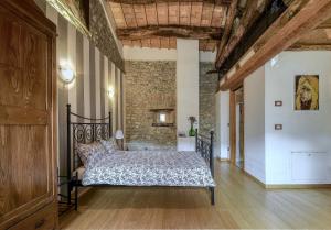 1 dormitorio con cama y pared de ladrillo en Romantic Boutique Hospitality en Revine Lago
