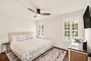 Giường trong phòng chung tại Sandpiper Cottage - 1005 Mallery Street