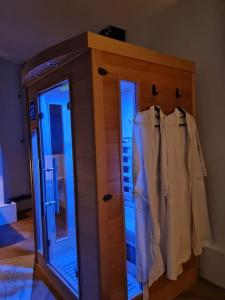 Postel nebo postele na pokoji v ubytování Escapade Mâconnaise Spa-Sauna-Ciel de pluie tropicale-Champagne Nuit Romantique