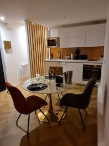 Kuchyň nebo kuchyňský kout v ubytování Escapade Mâconnaise Spa-Sauna-Ciel de pluie tropicale-Champagne Nuit Romantique