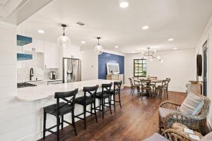 Nhà bếp/bếp nhỏ tại Sandpiper Cottage - 1005 Mallery Street