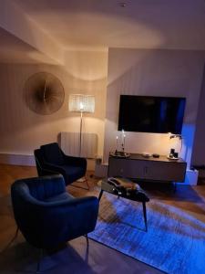 TV a/nebo společenská místnost v ubytování Escapade Mâconnaise Spa-Sauna-Ciel de pluie tropicale-Champagne Nuit Romantique
