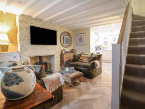 - un salon avec un canapé et une cheminée dans l'établissement 14 Crown Lane, à Conwy