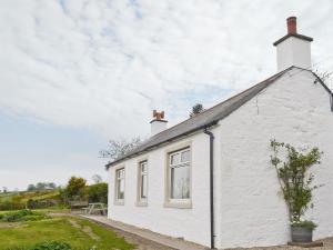 Bankswood Cottage في Ruthwell: كوخ ابيض نوافذه بيضاء من جهه