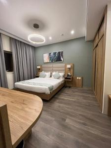 Tempat tidur dalam kamar di Lolia Hotel