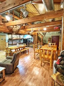 Devils Tower的住宿－The Lodge at Devils Tower，客厅铺有木地板,配有木桌和椅子。