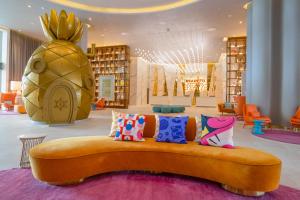 ein Zimmer mit einer Couch mit einer Ananas darauf in der Unterkunft Nickelodeon Hotels & Resorts Riviera Maya - Gourmet All Inclusive by Karisma in Puerto Morelos