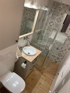 a bathroom with a shower and a toilet and a sink at APARTAMENTY GUZIK 22 in Krosno