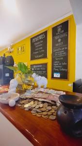 uma mesa com um monte de moedas sobre uma mesa em Mora Hostel em Mendoza