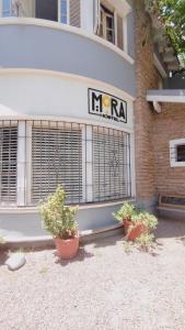 un letrero de nra en el lateral de un edificio en Mora Hostel en Mendoza