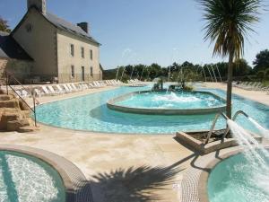 Gallery image of Mobile Home tout confort C13 Domaine de Lanniron in Quimper