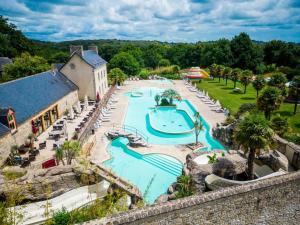 uma vista superior de uma piscina num resort em Mobile Home tout confort C13 Domaine de Lanniron em Quimper