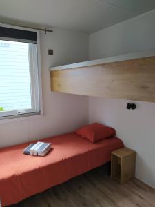 Posteľ alebo postele v izbe v ubytovaní Mobile Home tout confort C13 Domaine de Lanniron + 5 fotografií
