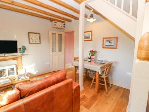 sala de estar con sofá y mesa en The Stable, Sedbury Park Farm, en Gilling