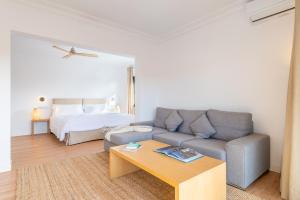 un soggiorno con un divano e un letto di Villa Ca'n Alonso - Families & Athletes Only a Palma de Mallorca