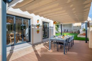 patio con tavolo e sedie sotto tenda di Villa Ca'n Alonso - Families & Athletes Only a Palma de Mallorca