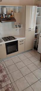 een keuken met een fornuis en een koelkast bij Stellina in Lido di Volano