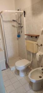 een badkamer met een douche, een toilet en een wastafel bij Stellina in Lido di Volano