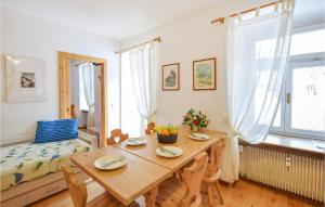 comedor con mesa de madera y sofá en Amazing Apartment In Localit Carbonin With House A Mountain View, en Carbonin