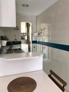 トレモリノスにあるApartamentos Playa Bajondilloのシンクとカウンタートップのあるキッチン